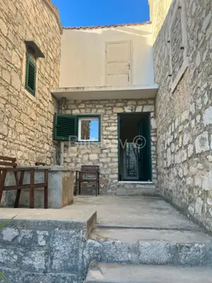 Stone house 95 m², Donje Selo on Šolta, peaceful and intimate courtyard - 3