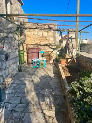 Stone house 95 m², Donje Selo on Šolta, peaceful and intimate courtyard - 5