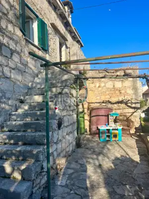 Kamena kuća 95 m², Donje Selo na Šolti, mirno i intimno dvorište