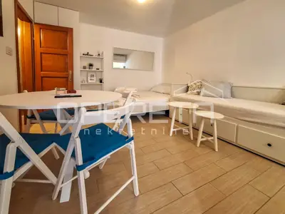 Kuća 82 m², Tribunj centar, 3 apartmana - 3