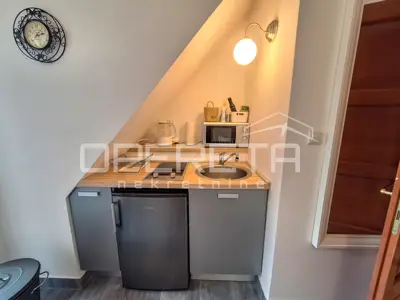 Kuća 82 m², Tribunj centar, 3 apartmana - 6