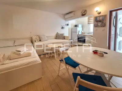 Kuća 82 m², Tribunj centar, 3 apartmana - 9
