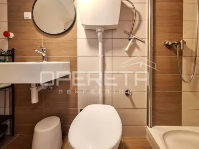 Kuća 82 m², Tribunj centar, 3 apartmana - 12