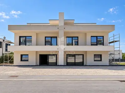 Umag, Kuća sa bazenom i pogledom na more u okolici