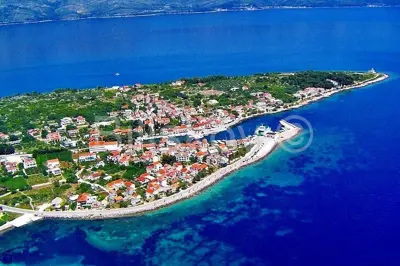 Hvar, Sućuraj, kuća u nizu s pogledom na more