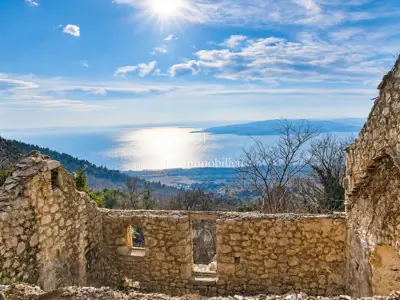 Stare kamene kuće s prekrasnim pogledom na more u Bastu