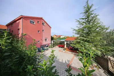Pirovac - apartmanska kuća blizu mora
