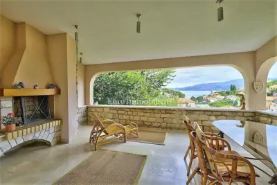 Jedinstvena bogato opremljena villa s bazenom i prekrasnim pogledom na
