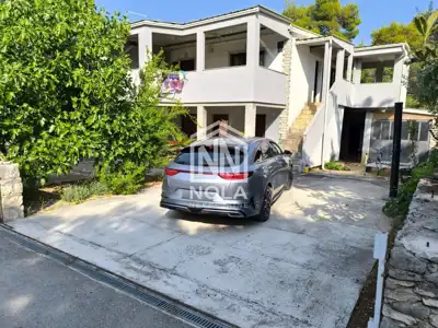 Haus in Pirovac, drei Apartments, Garage und Garten
