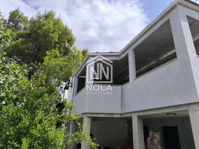 Kuća u Pirovcu, tri apartmana, garaža i vrt - 4