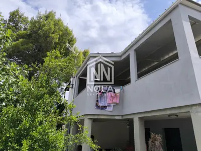 Kuća u Pirovcu, tri apartmana, garaža i vrt - 9