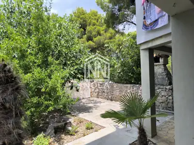 Kuća u Pirovcu, tri apartmana, garaža i vrt - 19