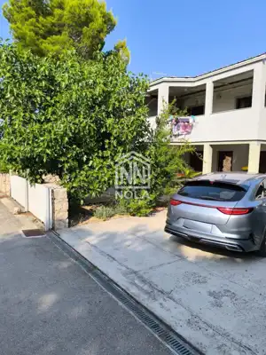 Kuća u Pirovcu, tri apartmana, garaža i vrt - 2