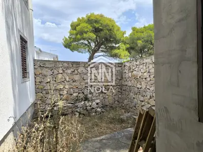Kuća u Pirovcu, tri apartmana, garaža i vrt - 17