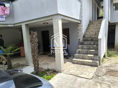 Kuća u Pirovcu, tri apartmana, garaža i vrt - 5