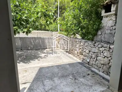 Kuća u Pirovcu, tri apartmana, garaža i vrt - 20