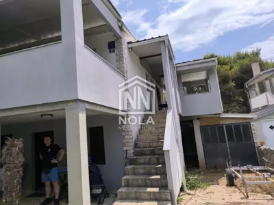 Kuća u Pirovcu, tri apartmana, garaža i vrt - 6