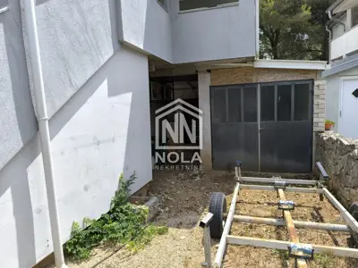 Kuća u Pirovcu, tri apartmana, garaža i vrt - 11