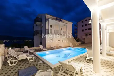 Kuća 327 m², Okrug Donji - 100 m od mora