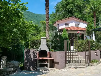 Lovran, apartmanska kuća na jedinstvenoj lokaciji - 2