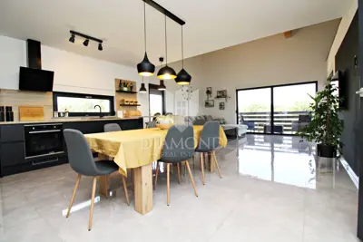 Vila 330 m², Svetvinčenat - moderno dizajnirana - 12