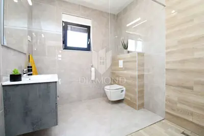 Vila 330 m², Svetvinčenat - moderno dizajnirana - 13