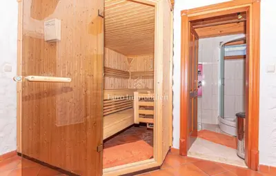 Vila u Vodicama, bazen i uređeno dvorište - 22