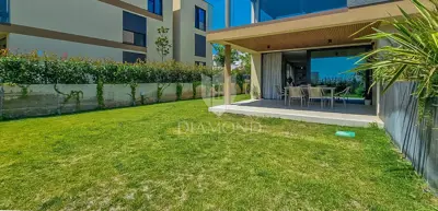 Stan 112,82 m², Novigrad - vrt 180,90 m² i terasa - 20