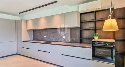 Stan 112,82 m², Novigrad - vrt 180,90 m² i terasa - 8