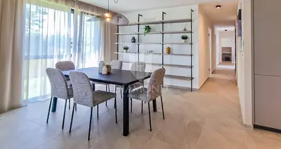 Stan 112,82 m², Novigrad - vrt 180,90 m² i terasa - 10