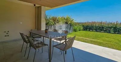 Stan 112,82 m², Novigrad - vrt 180,90 m² i terasa - 21
