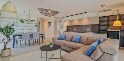 Stan 112,82 m², Novigrad - vrt 180,90 m² i terasa - 15