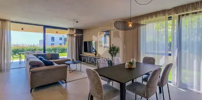 Stan 112,82 m², Novigrad - vrt 180,90 m² i terasa - 2