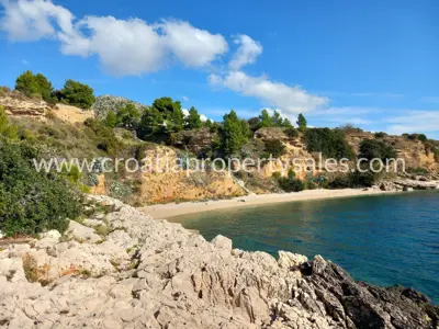 Agricultural land 6,600 m², Otok Brač - first row to the sea - 6