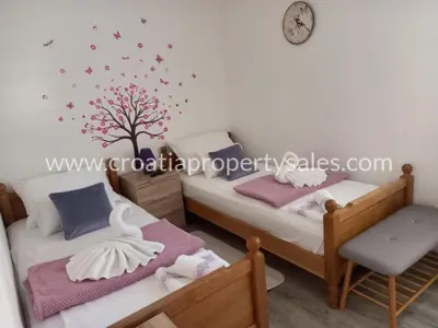 House 230 m², Omiš, first row to the sea - 11
