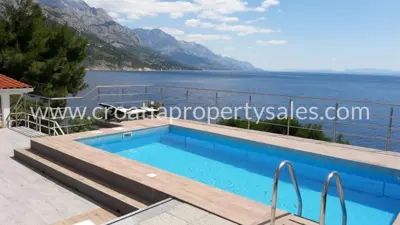 House 230 m², Omiš, first row to the sea