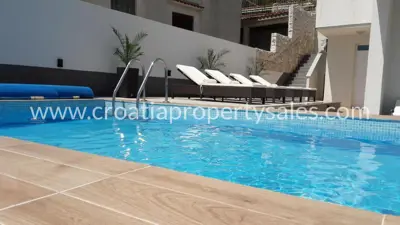 House 230 m², Omiš, first row to the sea - 2
