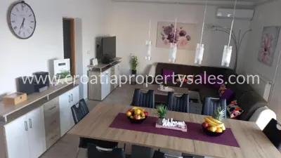 House 230 m², Omiš, first row to the sea - 9