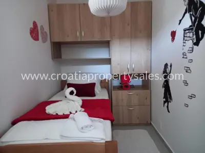 House 230 m², Omiš, first row to the sea - 10