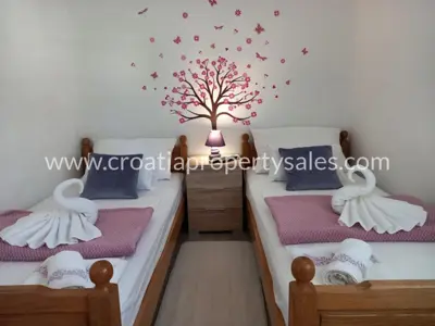 House 230 m², Omiš, first row to the sea - 12