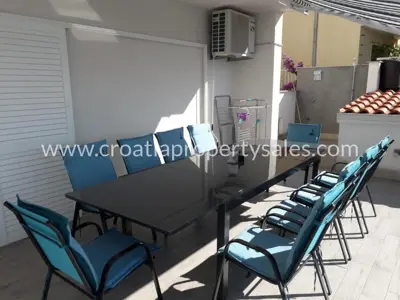 House 230 m², Omiš, first row to the sea - 14