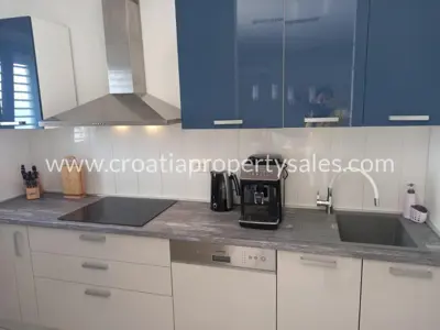 House 230 m², Omiš, first row to the sea - 8