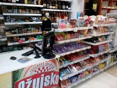 Poslovni prostor 50 m², Ližnjan uz glavnu cestu prema moru