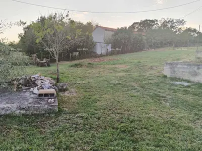 Građevinsko zemljište s pogledom na more i postojećim objektima, Barban