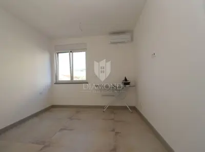 Prodaje se moderan stan s bazenom i vrtom - Volme - 9