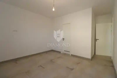 Prodaje se moderan stan s bazenom i vrtom - Volme - 7
