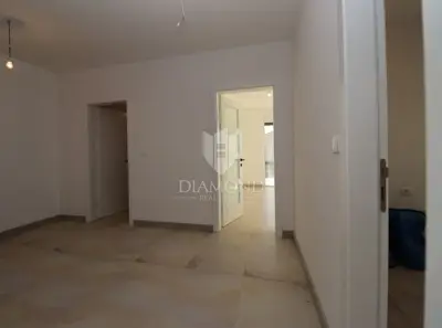 Prodaje se moderan stan s bazenom i vrtom - Volme - 5