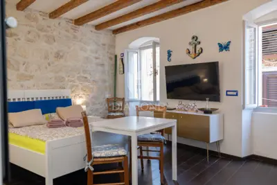 Studio apartment 28 m², Rovinj center, sea view - 11