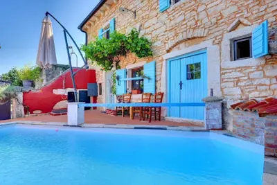 Steinhaus 101 m², Svetvinčenat, Pool und Terrasse