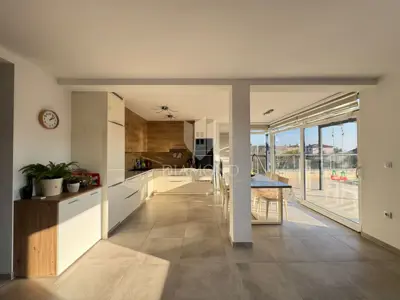 Medulin, Erdgeschosswohnung mit Pool, Garten und Parkplatz